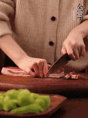 金字淡咸肉切片，冷水入鍋，加姜片、料酒略焯水。同步，五花肉切塊焯水。