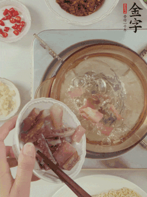 魷魚熱水下鍋，焯水備用。