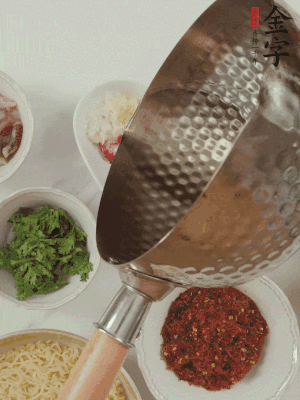 蒜末、小米辣、芝麻淋上熱油。