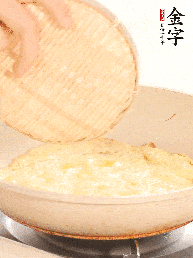 鍋內放入少許油，油溫4成熱倒入一個雞蛋煎熟