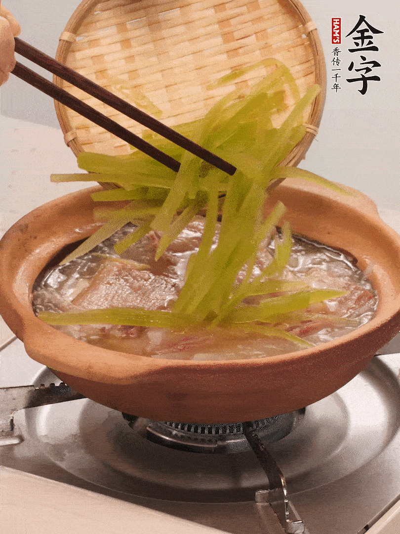 倒入熱水煮開(kāi)后，轉(zhuǎn)小火燉煮10分鐘，呈奶白色湯底。