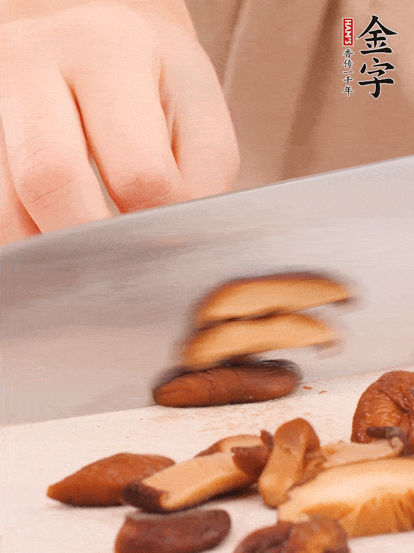 干香菇泡發，切成小塊。