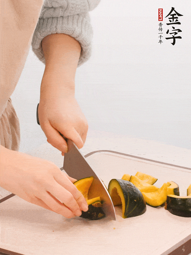 貝貝南瓜切小塊，生姜切成姜絲。