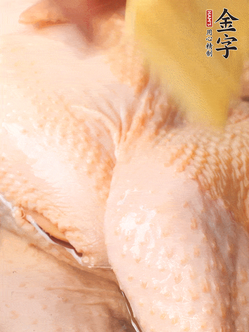 老母雞去頭去尾，斬去雞爪。冷水入鍋，加料酒、蔥姜焯水，煮出浮沫后撈出，用清水洗凈