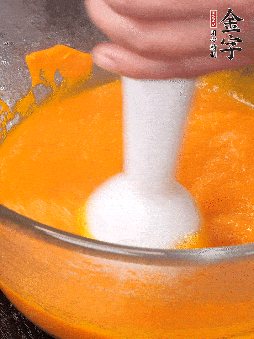 300g南瓜，去皮去瓤切滾刀塊，大火蒸8分鐘，料理機打成泥，篩網(wǎng)過篩成泥