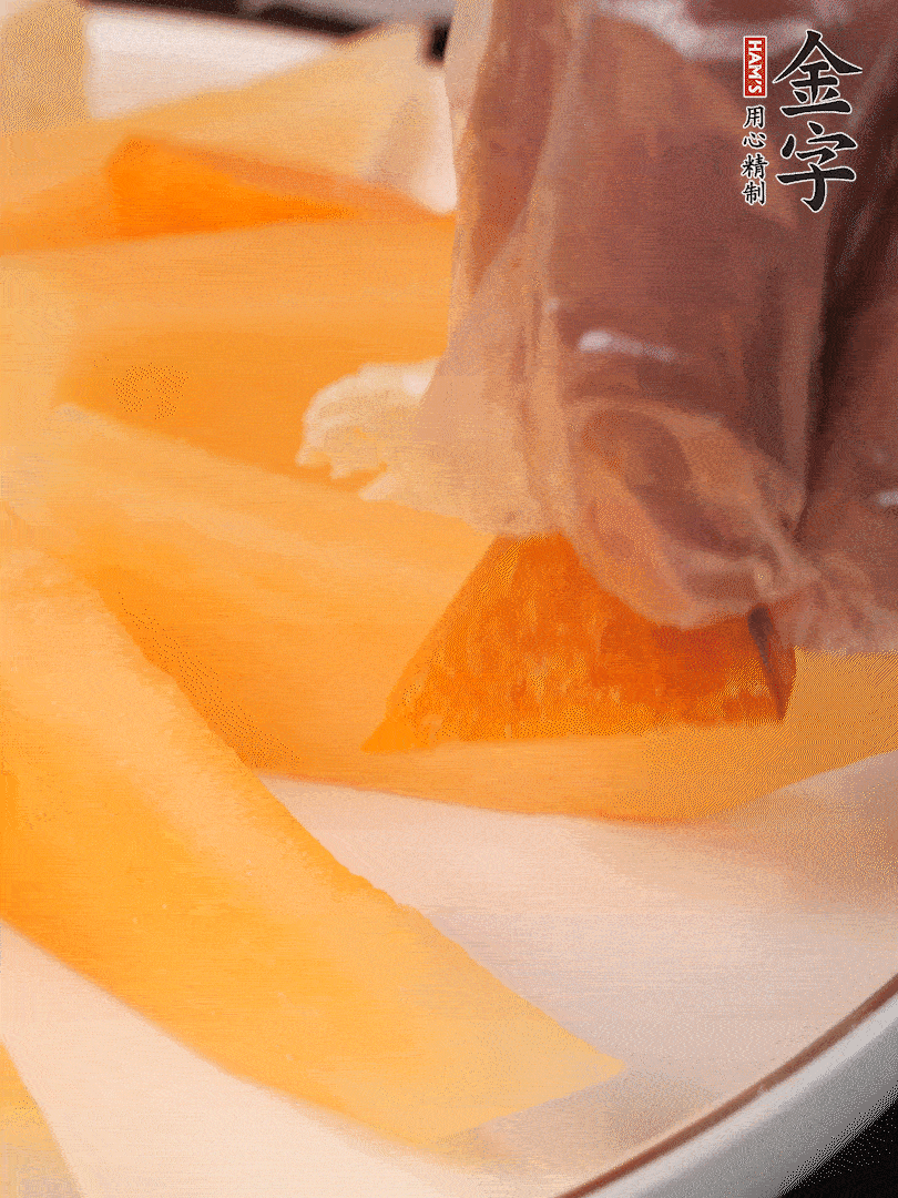 刀用火烤一下，切開(kāi)奶酪