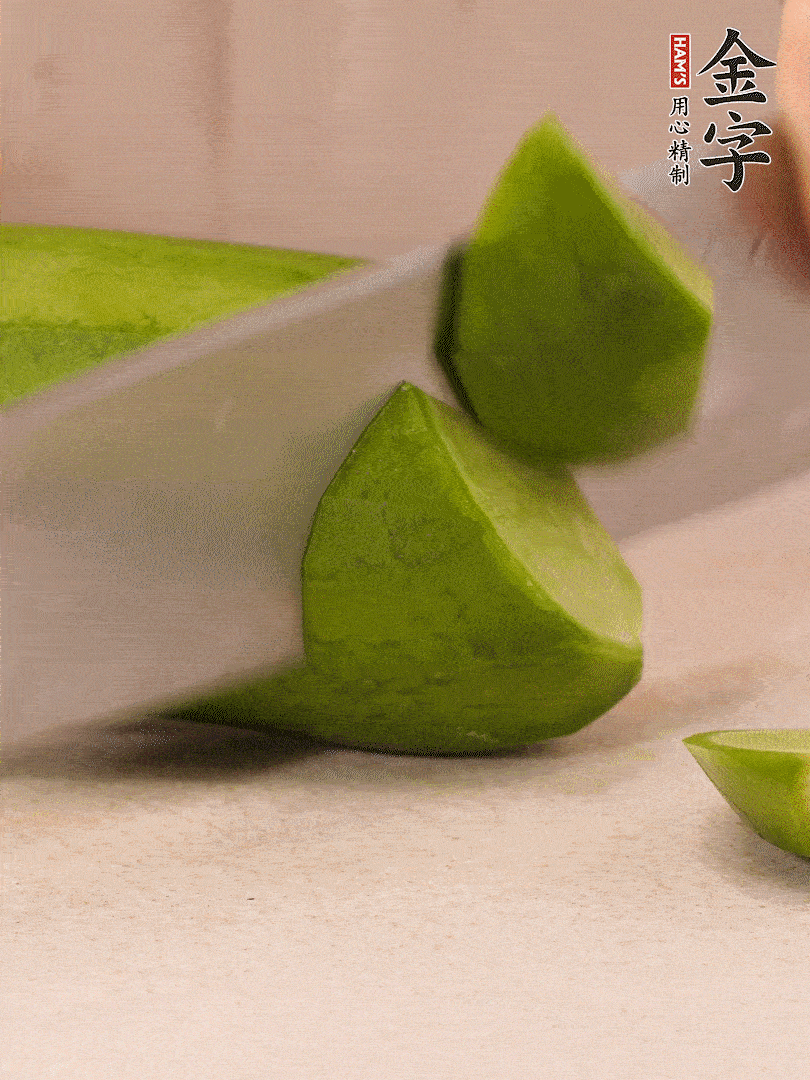 青、紅蘿卜洗凈，去皮切大塊