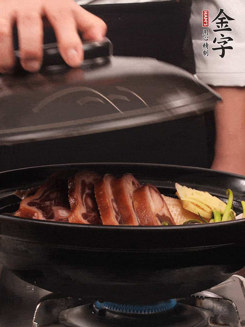 砂鍋蓋蓋子密封，大火燒開后轉(zhuǎn)小火，燜煮2小時(shí)