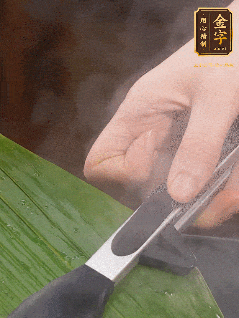 新鮮粽葉洗凈，用開水煮一下，讓粽葉更有韌性不易裂。