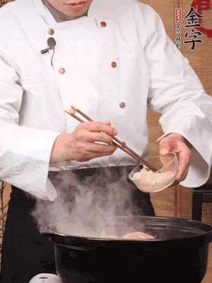 花膠、金湯放入鍋中小火再燉10分鐘