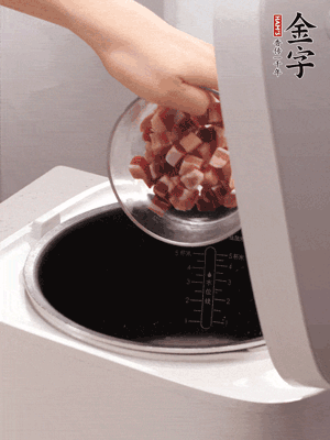 鍋中倒入豬油，油熱后炒熟上海青，給倒少許鹽調味