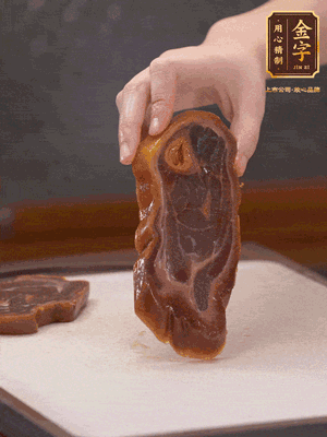 處理節(jié)瓜，刮掉表層的皮和毛，洗凈后去掉瓜蒂，切大塊