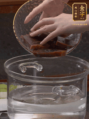 火腿蹄片冷水下鍋，水沸騰后煮5分鐘焯水