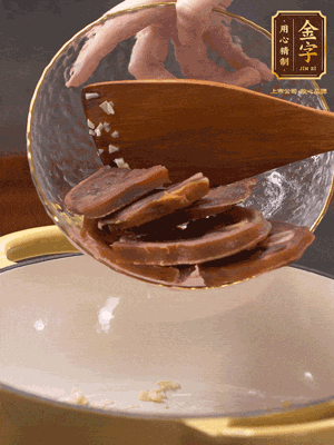 熱油爆香蒜粒、姜粒，加火腿蹄片煸炒一下