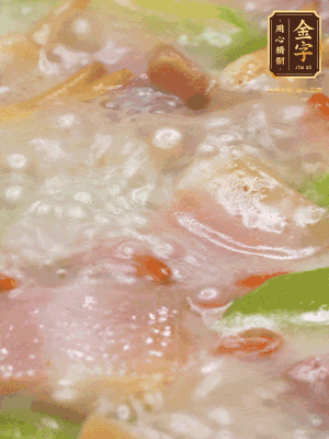 最后下蟶子，一點(diǎn)白胡椒調(diào)味，煮到白色湯汁出來(lái)。撒點(diǎn)枸杞點(diǎn)綴