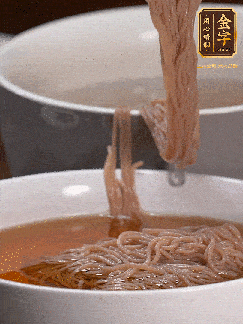 蘋果醋，一點鹽、糖、醬油，兌入涼白開水調成簡易冷面湯，放水箱冷藏