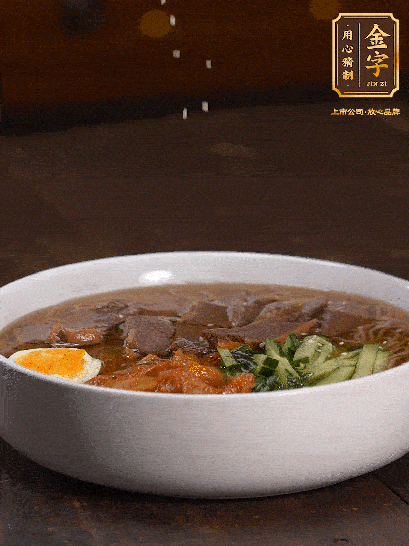 放入冰涼的冷面湯碼上黃瓜絲、泡菜、牛肉、雞蛋，撒點白芝麻