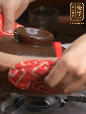 中火調(diào)成小火，鋪上香腸蓋蓋燜5分鐘。不斷轉(zhuǎn)動(dòng)瓦煲，讓側(cè)壁的飯形成飯焦