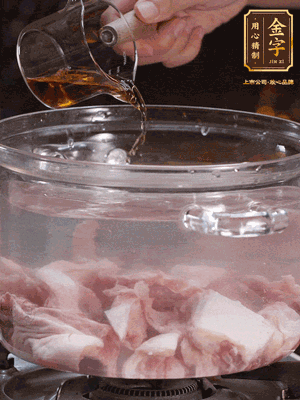 老鴨切塊，鍋里水煮開，鴨肉加姜片、料酒焯水