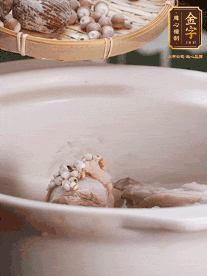 焯好水洗凈的鴨肉、薏米、芡實、蜜棗+適量水煲1小時