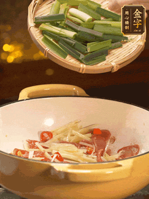 接著放蒜葉，來一點鹽，一點醬油調味翻勻