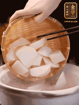 大火煮開后，轉中小火燉40分鐘，挑出蔥結，再下蘿卜燉20分鐘