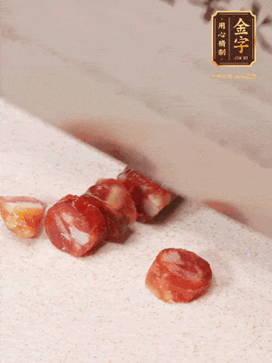 金字香腸切成圓片，姜切絲