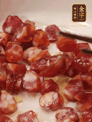 砂鍋熱油，下姜絲、香腸煸香