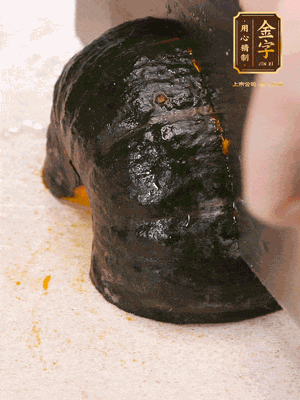 貝貝南瓜去皮，切成小塊。姜切絲