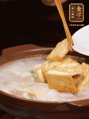 倒入開水大火煮開，轉中小火放咸肉，放一點點糖、味精慢燉10分鐘
