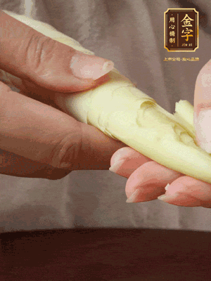 春筍沿著外皮豎著淺劃一刀，剝下外殼，切掉尾部的老根，切滾刀塊。（這個時候的春筍最為鮮嫩脆爽，不需要焯水去除澀味）