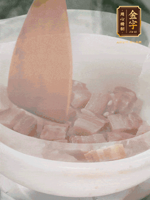 砂鍋內咸肉微微煸出香味，再倒入開水。放排骨滾開后轉中小火篤30分鐘。（水盡量一次加足，以免中途加水沖淡鮮味。這一步是湯底濃白的關鍵）