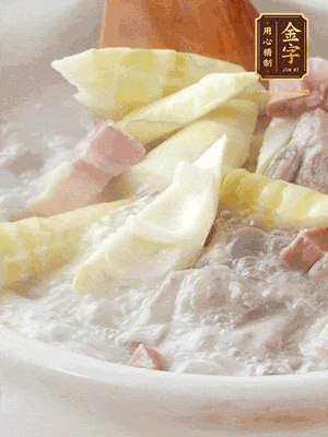 開蓋后放春筍，小火慢篤20分鐘左右，出鍋后盛出。