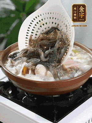 最后加一把蛤蜊、一把河蝦燜2分鐘，放一點白胡椒粉調味，撒上蔥花點綴！