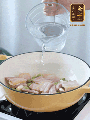 倒入熱水，加絲瓜、腐竹