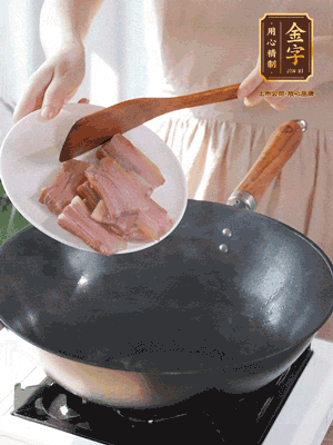 豬油熱鍋，下咸肉煸香，再下蔥姜提鮮