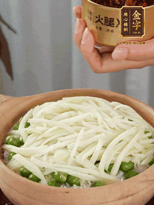 到水微干，放上豌豆、茭白絲。
