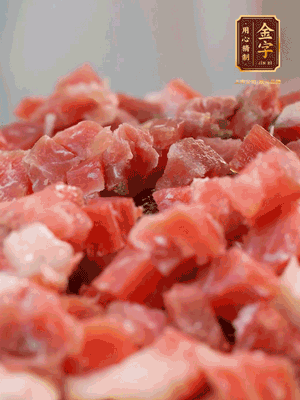 做月餅餡 火腿切成小丁，溫水浸泡5分鐘，上鍋蒸熟15-20分鐘，再將火腿丁、白砂糖、蜂蜜攪拌腌漬2小時
