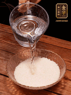 大米提前浸泡30分鐘。干香菇泡發(fā)切成條；蝦米提前浸泡2小時(shí)