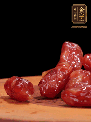 金字粒腸，一半切成片，一半保留整顆