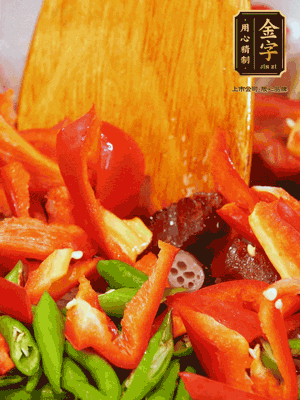 油熱后放入蒜末，下醬油肉煸香