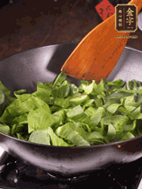 上海青切碎，用豬油炒到半熟