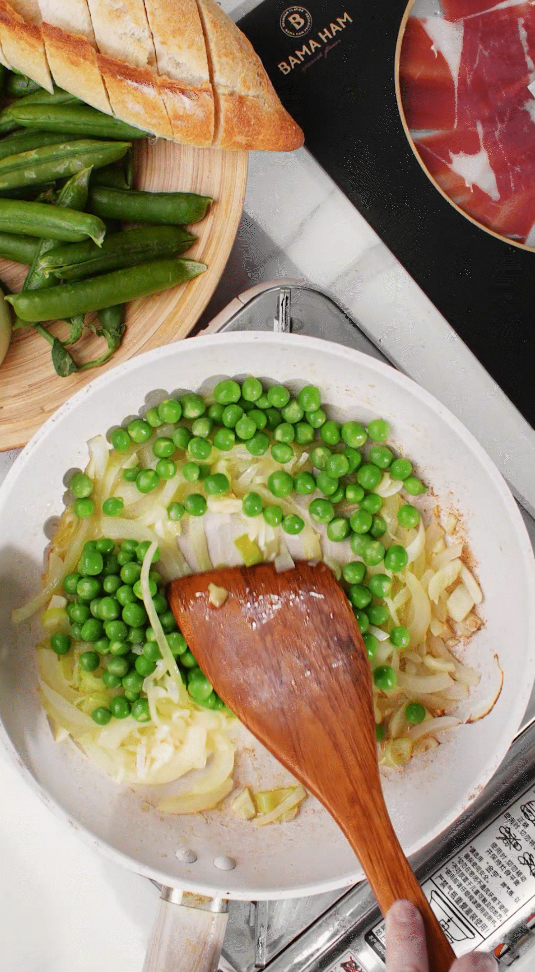 鍋中放入黃油融化，加入洋蔥絲、大蔥蔥白絲、蒜末翻炒變軟出香味。加入剛剛汆燙冰鎮后的豌豆，取出一點點待會擺盤裝飾用。加一點鹽 (和黑胡椒) 調味。