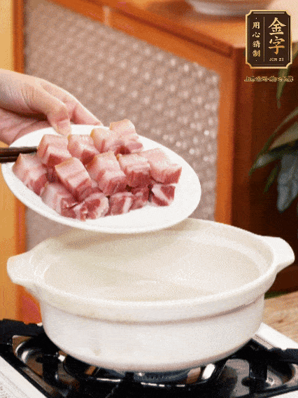 鍋內倒油，下咸肉微微煸炒，再放排骨炒一下