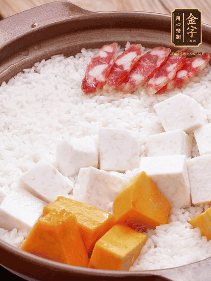 砂鍋涂油，放入泡好的大米。鋪上芋頭、南瓜，倒入開水剛好沒過，中火煮到水收干