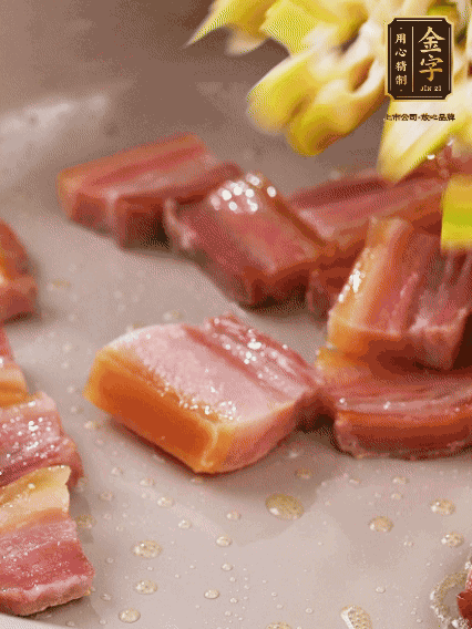 再放春筍翻炒一下，倒入砂鍋中，加適量的熱水，大火燜煮6分鐘