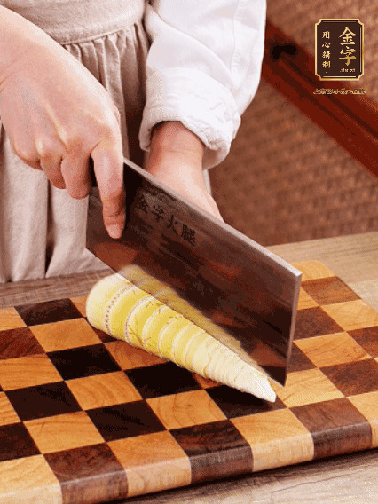 春筍切片，焯水1分鐘