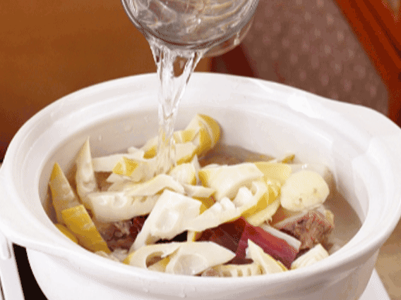 砂鍋中依次放入姜片、雞肉、春筍、火腿，加入足量的水，大火燒開(kāi)后，轉(zhuǎn)小火燉40分鐘