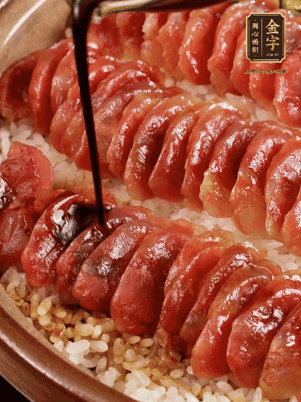 淋上醬汁攪拌均勻
調(diào)一個(gè)醬汁：生抽2匙、老抽半匙、蠔油半匙、白砂糖1/3匙、雞精1/3匙、香油5滴、水1匙