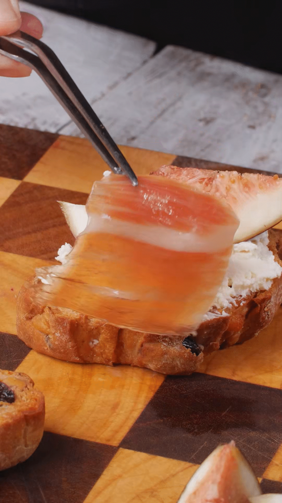 歐包抹上奶酪，放上無花果
